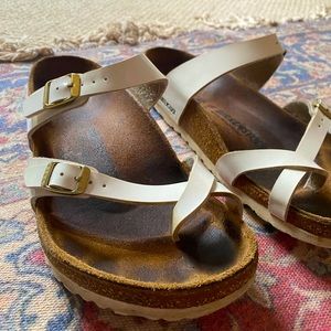 White Mayari Birkenstock’s with gold buckle - Women’s 9 (UK 40)